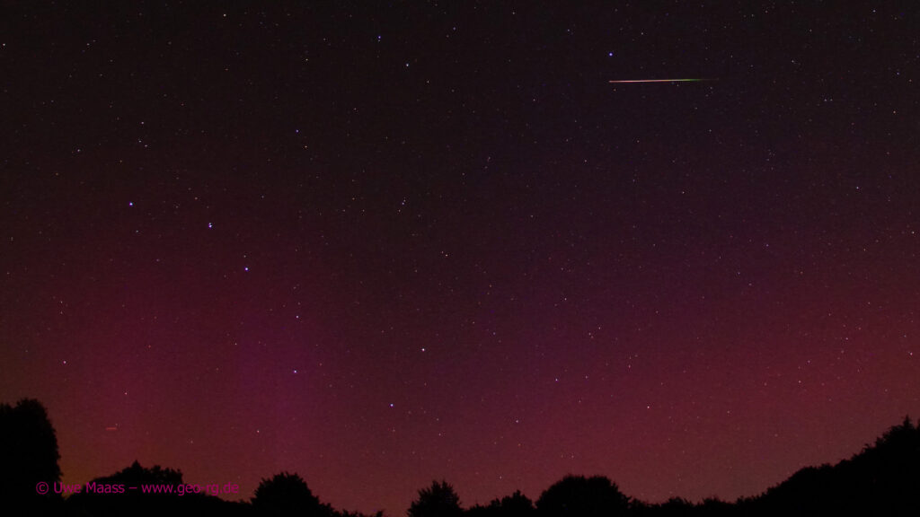 Sternschnuppe der Perseiden über Polarlicht